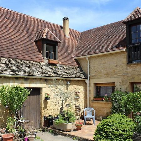 Halte Aux Places Marcillac-Saint-Quentin Exteriör bild