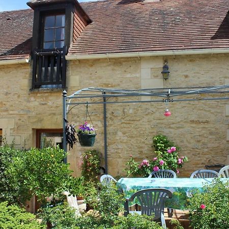Halte Aux Places Marcillac-Saint-Quentin Exteriör bild