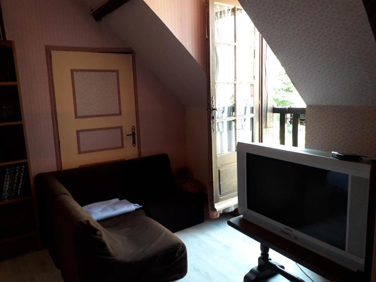 Halte Aux Places Marcillac-Saint-Quentin Exteriör bild