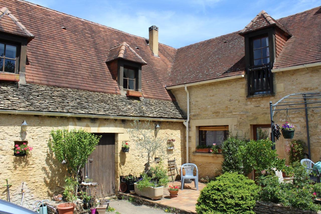 Halte Aux Places Marcillac-Saint-Quentin Exteriör bild